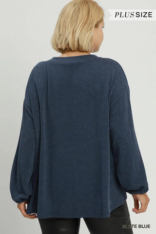 Curvy Puckered Knit V-Neck Hi-Low Top