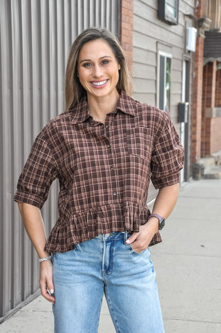  This brown short sleeve blouse features an allover check pattern that brings a warm, autumnal feel to any casual outfit. 