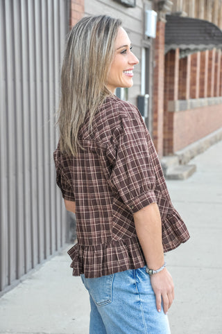  This brown short sleeve blouse features an allover check pattern that brings a warm, autumnal feel to any casual outfit. 