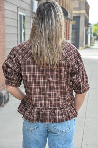  This brown short sleeve blouse features an allover check pattern that brings a warm, autumnal feel to any casual outfit. 