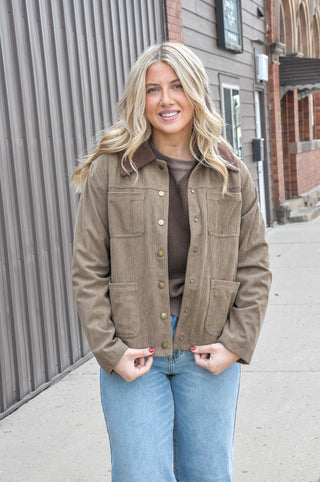 The Taupe Contrast Collared Corduroy Barn Jacket brings together classic workwear style and an easy, polished look.
