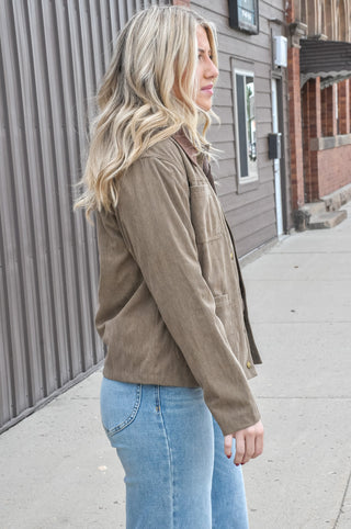 The Taupe Contrast Collared Corduroy Barn Jacket brings together classic workwear style and an easy, polished look.
