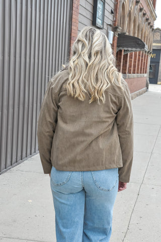 The Taupe Contrast Collared Corduroy Barn Jacket brings together classic workwear style and an easy, polished look.