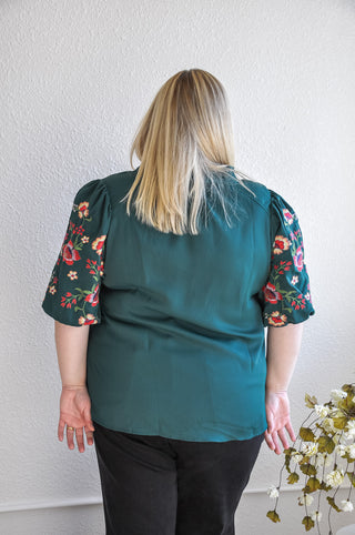 Curvy Embroidery Puff Sleeve Top