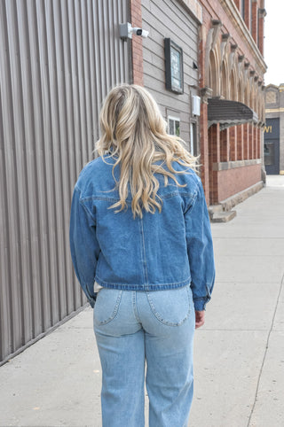 The Oversized Utility Denim Jacket in Drift Blue is a cool, versatile outerwear staple that blends classic street style with a touch of Western attitude. 