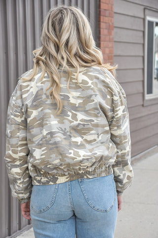 This stone camouflage print jacket is an effortless layering piece with a cool, casual edge.